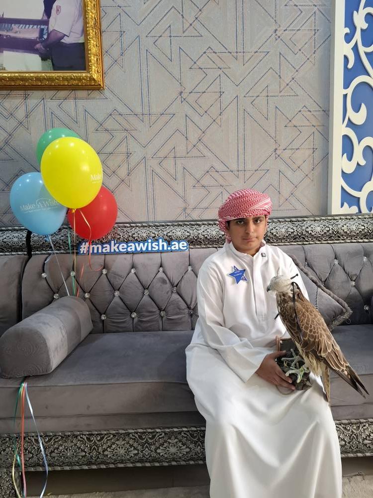 عبدالله يحمل الصقر عبدالله يحمل الصقر