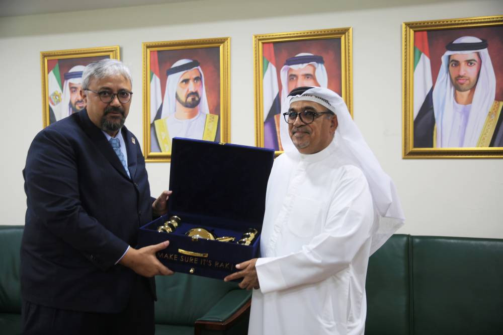 تبادل الهدايا التذكارية تبادل الهدايا التذكارية