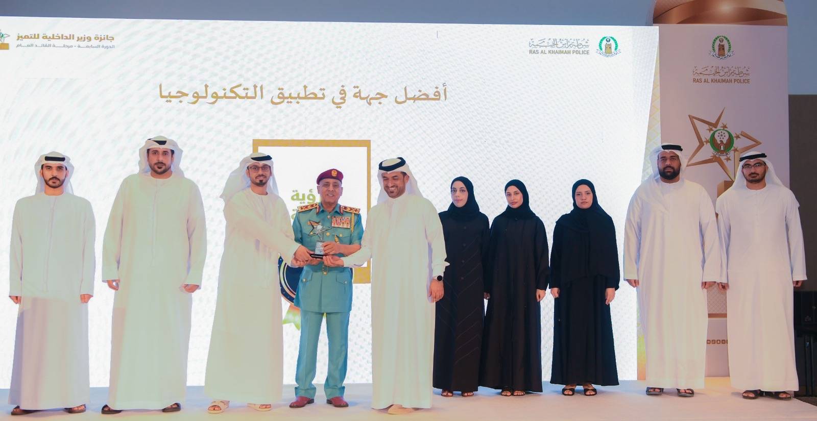 علي بن علوان يُكرم المتميزين