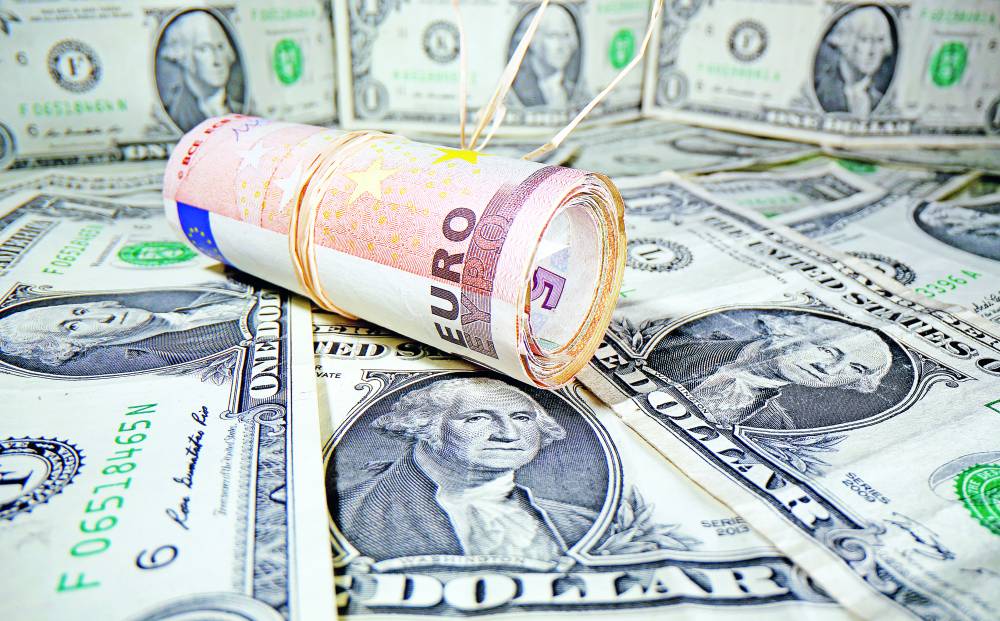 الدولار يقترب من تسجيل مكاسب أسبوعية الدولار يقترب من تسجيل مكاسب أسبوعية