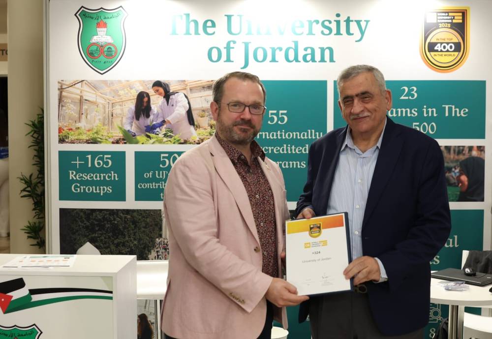 د. نذير عبيدات يتسلم شهادة تهنئة بالتصنيف الجديد د. نذير عبيدات يتسلم شهادة تهنئة بالتصنيف الجديد