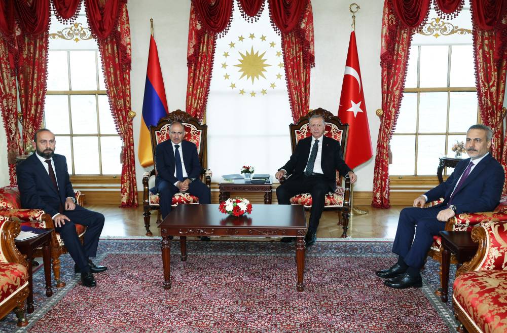 أردوغان ونيكول باشينيان خلال لقائهما في إسطنبول بحضور وزيري خارجية البلدين أردوغان ونيكول باشينيان خلال لقائهما في إسطنبول بحضور وزيري خارجية البلدين