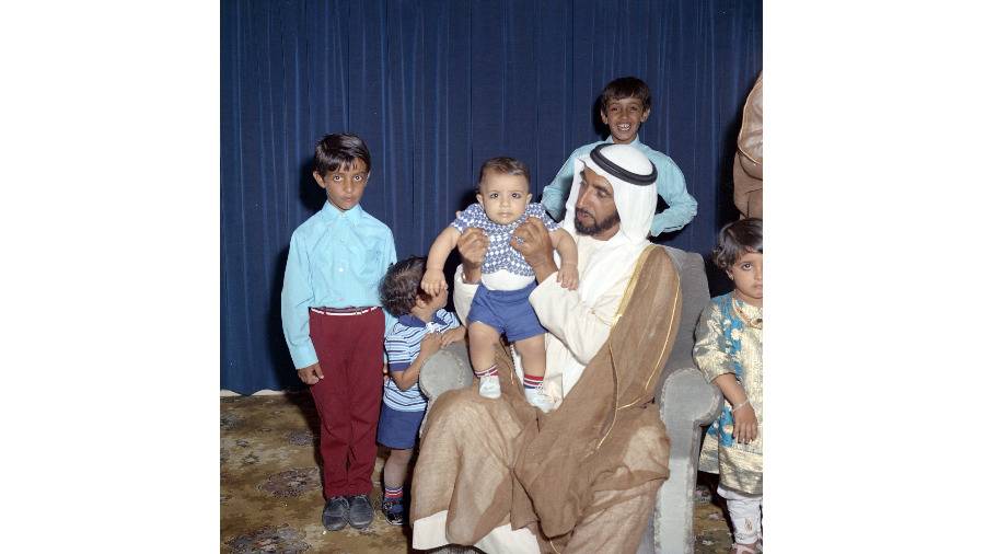 منصور بن زايد: كل التحية والتقدير لكل أب يسير على نهج زايد في بناء الأسرة منصور بن زايد: كل التحية والتقدير لكل أب يسير على نهج زايد في بناء الأسرة