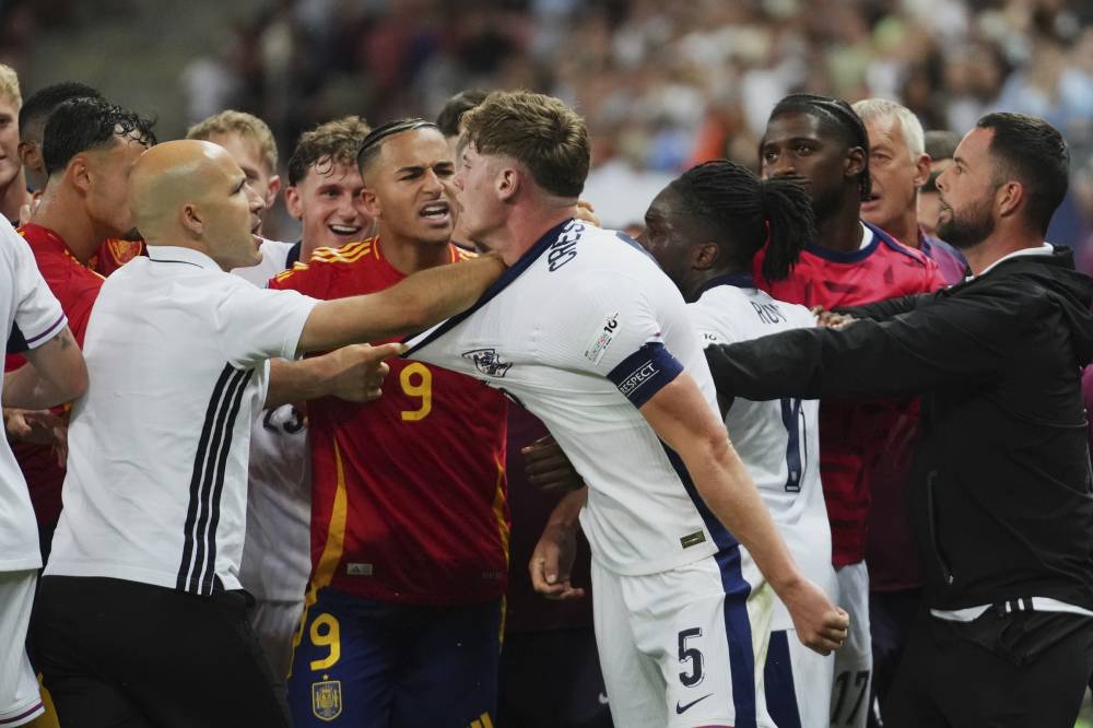 لاعب إسبانيا يشد قميص الكابتن مكاتي