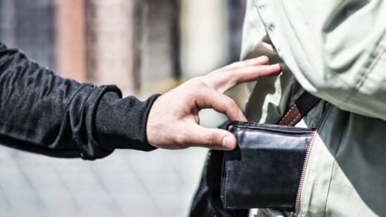 موظف بشركة مرموقة يسرق لتمويل رحلاته الفاخرة موظف بشركة مرموقة يسرق لتمويل رحلاته الفاخرة