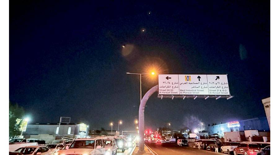 خلال إطلاق صواريخ اعتراضية، بعد قصف إيراني على قاعدة العديد في قطر ( رويترز).