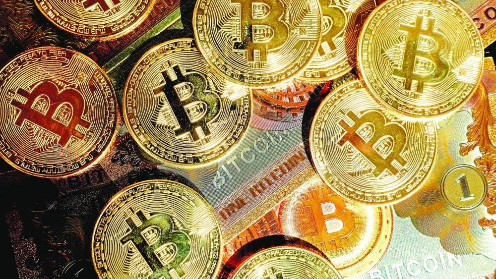 هدوء التوترات يرفع «بيتكوين» فوق 105 آلاف دولار