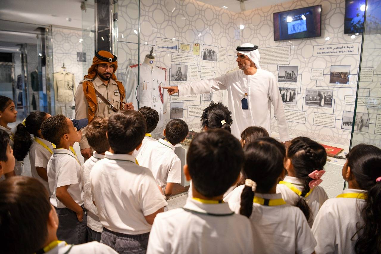 شرطة أبوظبي توعي الطلبة في متحف «المربعة»