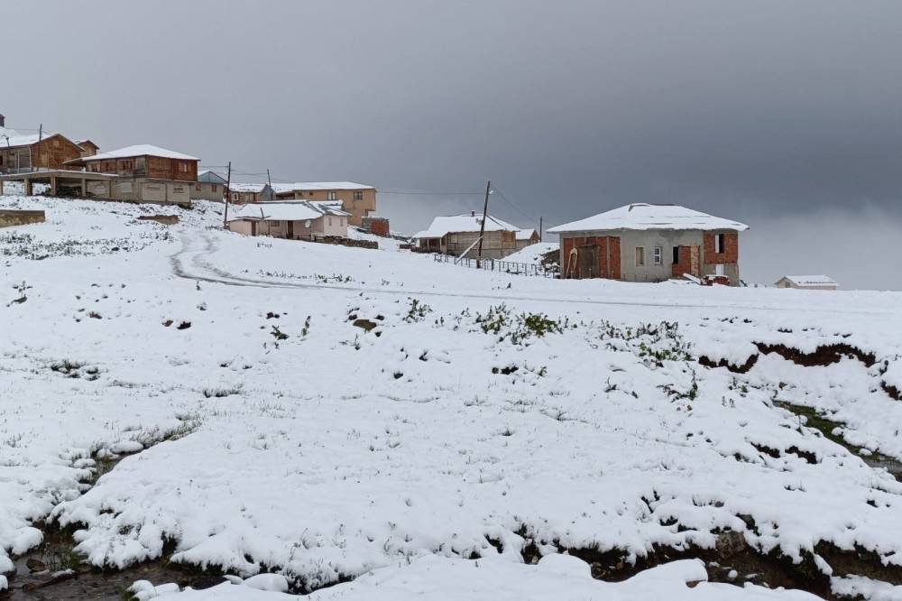 تركيا تواجه حرائق في الغرب وثلوجاً في الشرق
