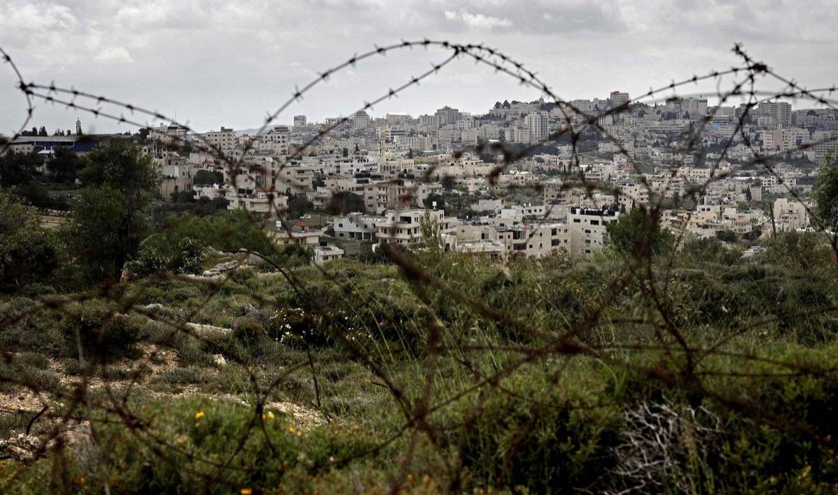 بعدما غللتها سياجات إسرائيل.. بلدة فلسطينية تتحول «لسجن كبير» بعدما غللتها سياجات إسرائيل.. بلدة فلسطينية تتحول «لسجن كبير»