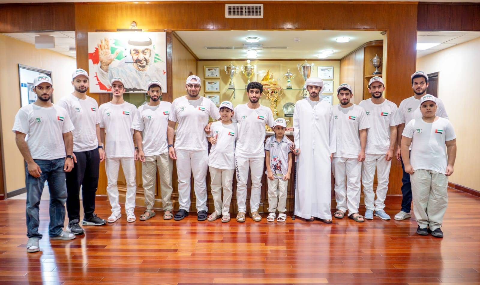 زايد بن سيف يتوسط الفريقين