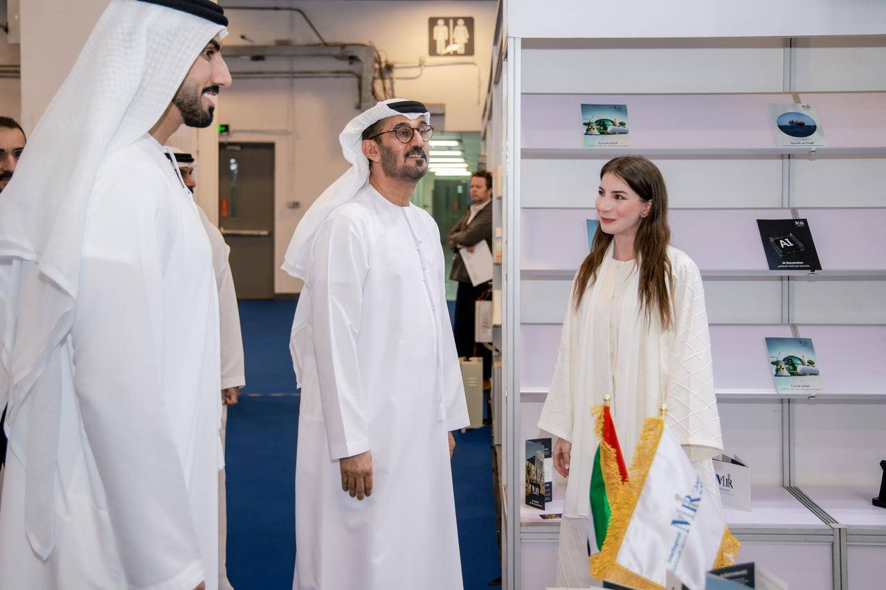 سفير الإمارات لدى الصين الشعبية والوفد المرافق في زيارة جناح مركز "إنترريجونال" في معرض بكين للكتاب