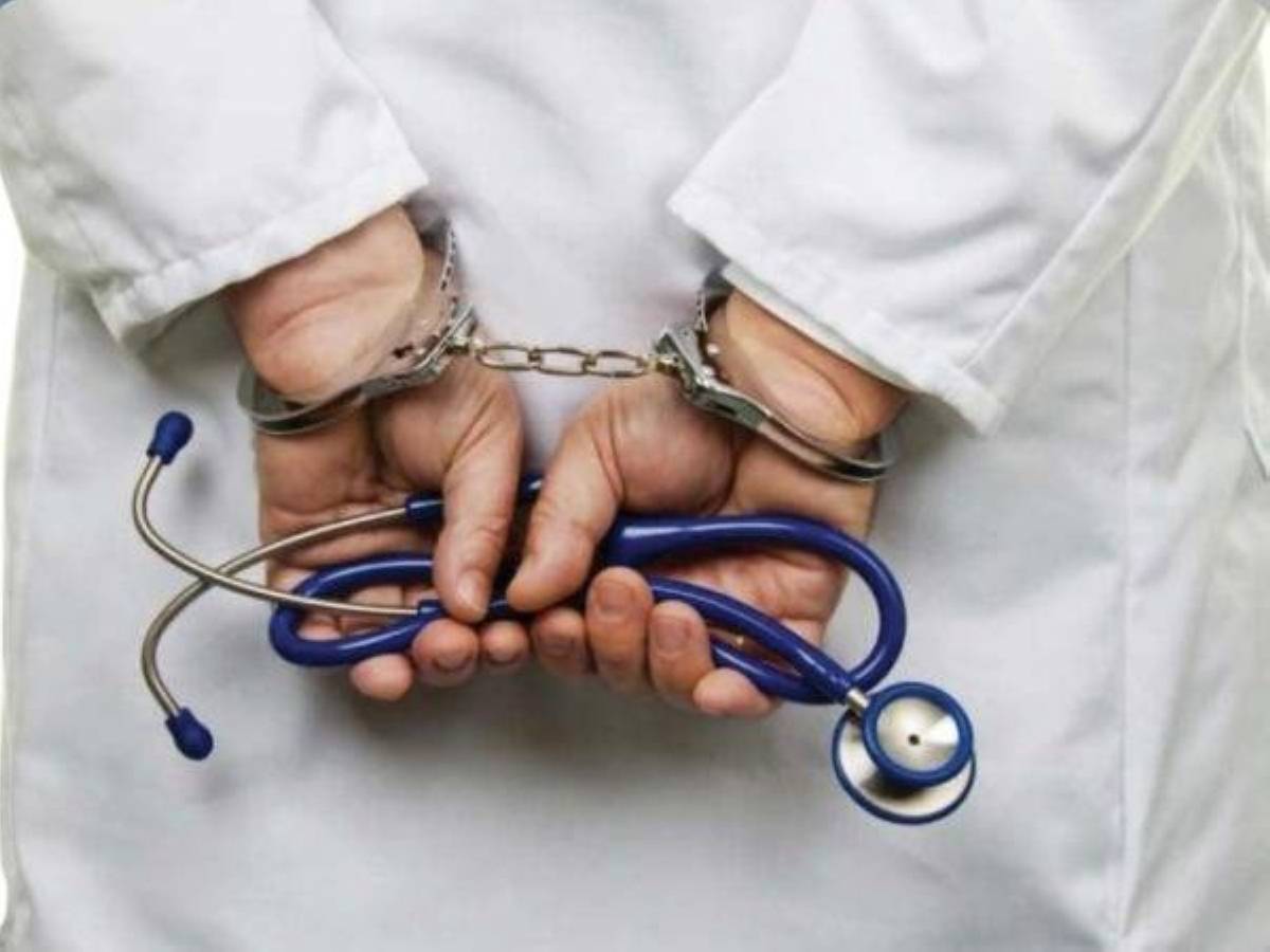 10 سنوات سجناً لطبيب فرنسي اعتدى على مريضات