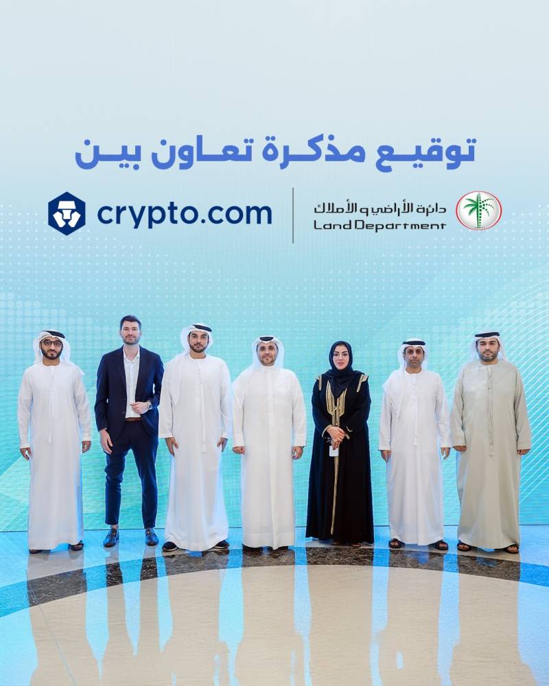 عمرو بوشهاب يتوسط مسؤولي الدائرة والشركة عمرو بوشهاب يتوسط مسؤولي الدائرة والشركة