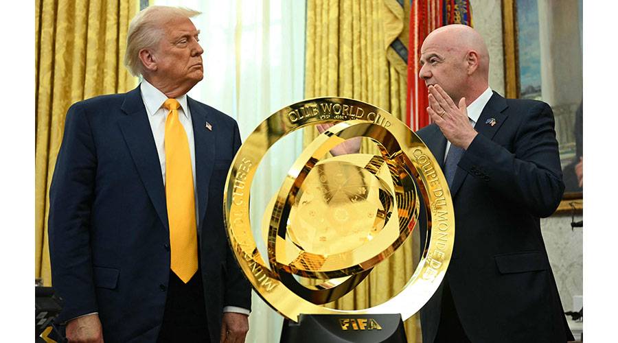 الرئيس الأمريكي مع رئيس فيفا وكأس المونديال