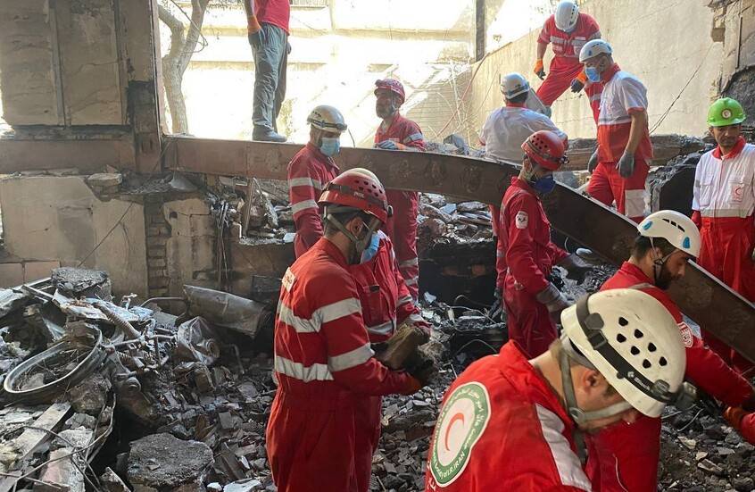 عناصر من قوات الإنقاذ الإيرانية يعملون في موقع بطهران تضرر من قصف إسرائيلي