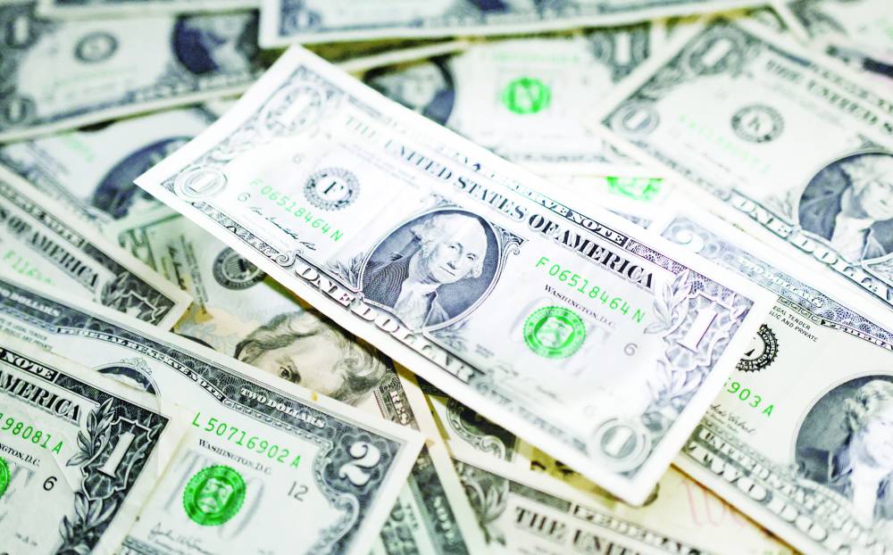 أوراق نقدية من الدولار الأمريكي (رويترز - أرشيفية) أوراق نقدية من الدولار الأمريكي (رويترز - أرشيفية)