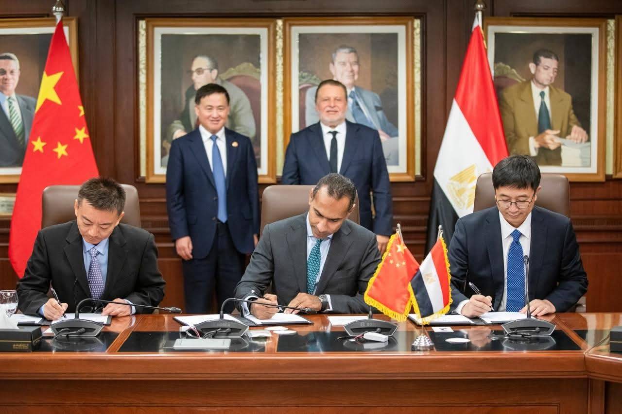 حسن عبد الله وبان قونغ شنغ يشهدان توقيع إحدى الاتفاقيات