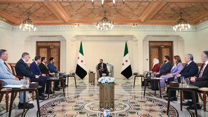الشرع خلال لقائه أعضاء اللجنة العليا لانتخابات البرلمان (وكالات)