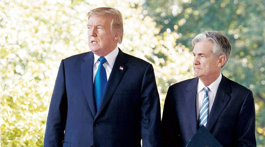 دونالد ترامب والى جانبه رئيس الفيدرالي