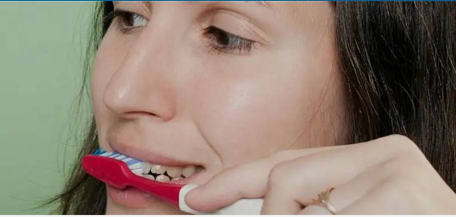 نزيف اللثة ليس طبيعياً دائماً.. تعرف إلى الأسباب والمخاطر نزيف اللثة ليس طبيعياً دائماً.. تعرف إلى الأسباب والمخاطر