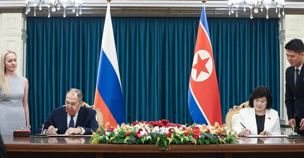 This handout picture released by the Russian Foreign Ministry shows Russian Foreign Minister Sergey Lavrov (2ndL) meeting with his North Korean counterpart Choe Son-hui (2ndR) in Wonsan on July 12, 2025. Russia's Foreign Minister Lavrov arrived in North Korea on July 11, 2025, for a working visit, Russian state media reported, the latest in a series of high-profile trips by top Moscow officials. (Photo by Handout / RUSSIAN FOREIGN MINISTRY / HANDOUT / AFP) / RESTRICTED TO EDITORIAL USE - MANDATORY CREDIT "AFP PHOTO / RUSSIAN FOREIGN MINISTRY / HANDOUT" - NO MARKETING NO ADVERTISING CAMPAIGNS - DISTRIBUTED AS A SERVICE TO CLIENTS كوريا الشمالية تستقبل لافروف وتؤكد دعمها لروسيا في حرب أوكرانيا
