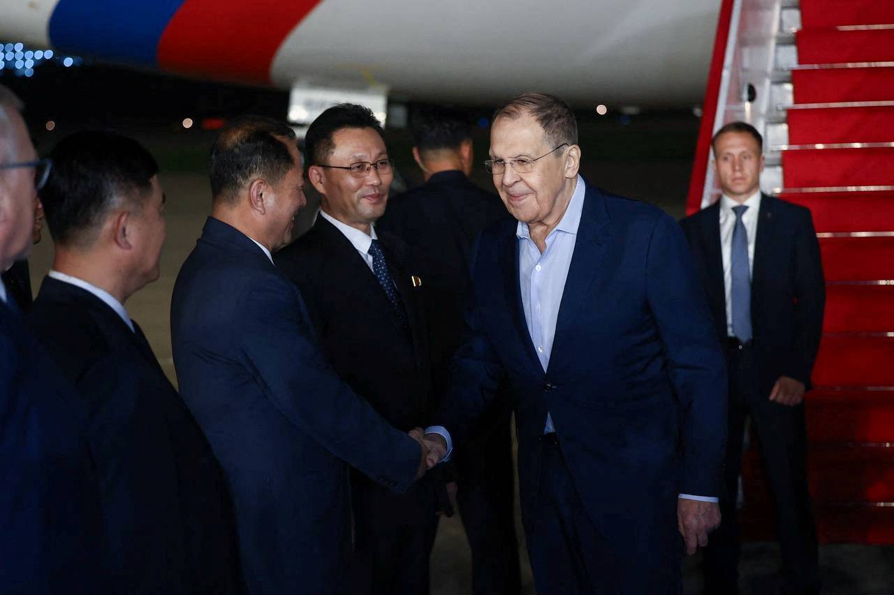 كوريا الشمالية تستقبل لافروف وتؤكد دعمها لروسيا في حرب أوكرانيا