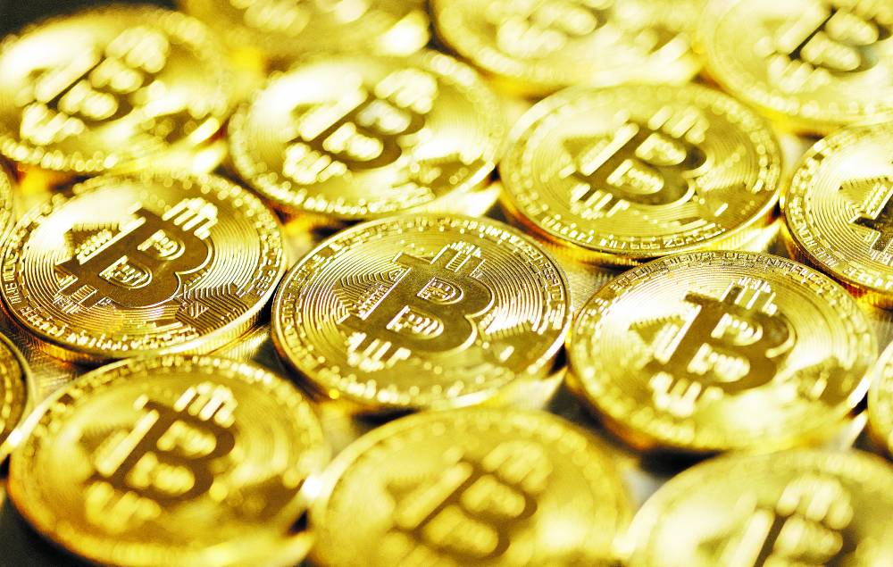 ذروة «بيتكوين» الجديدة ترفع أسهم العملات المشفرة بأمريكا