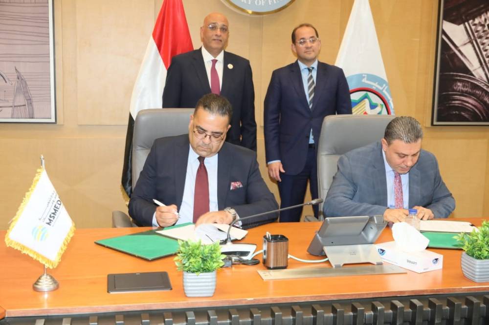 أحمد كجوك وباسل رحمي يشهدان توقيع الاتفاقية أحمد كجوك وباسل رحمي يشهدان توقيع الاتفاقية