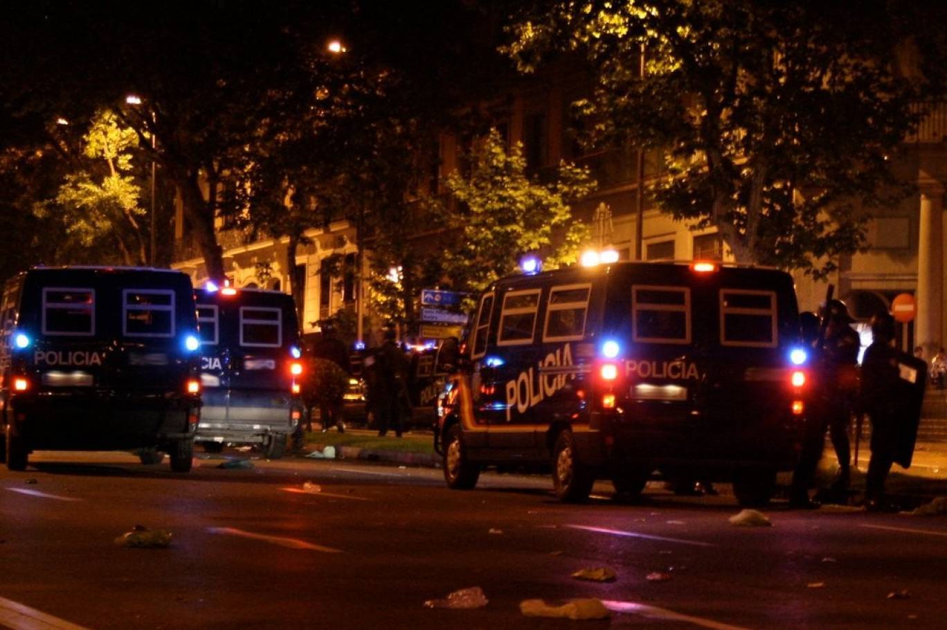 اندلاع اشتباكات عنيفة بين جماعات يمينية متطرفة ومهاجرين في إسبانيا اندلاع اشتباكات عنيفة بين جماعات يمينية متطرفة ومهاجرين في إسبانيا
