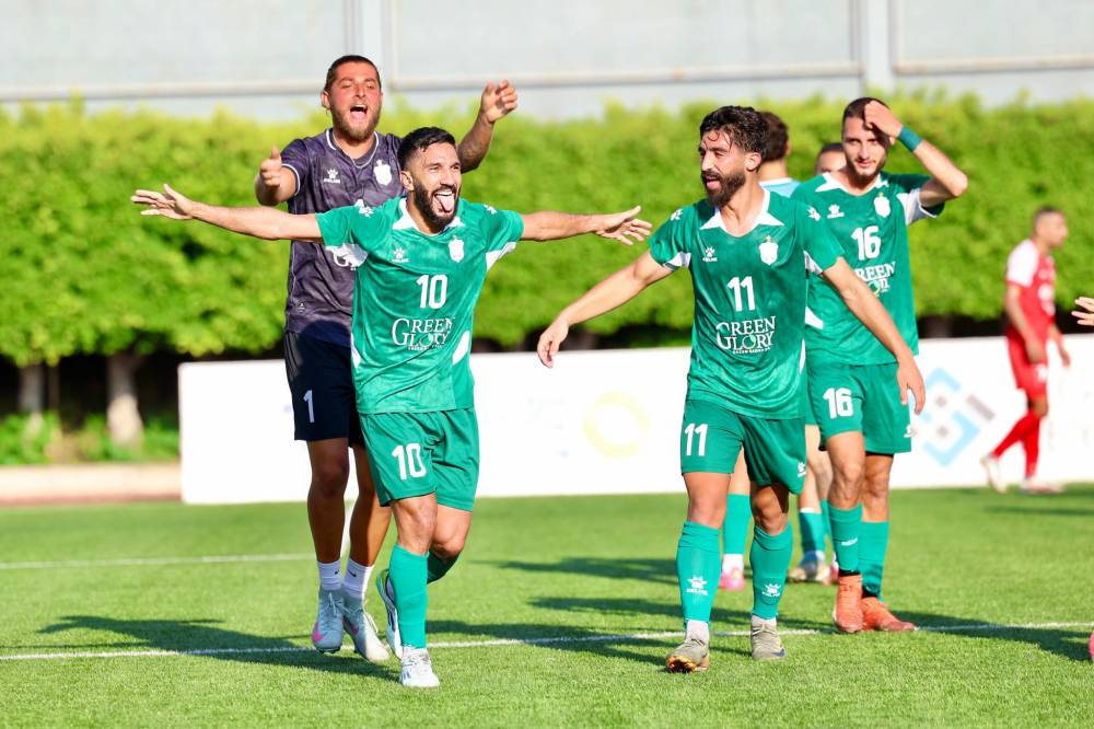 فرحة حسن معتوق بالهدف الثاني للأنصار
