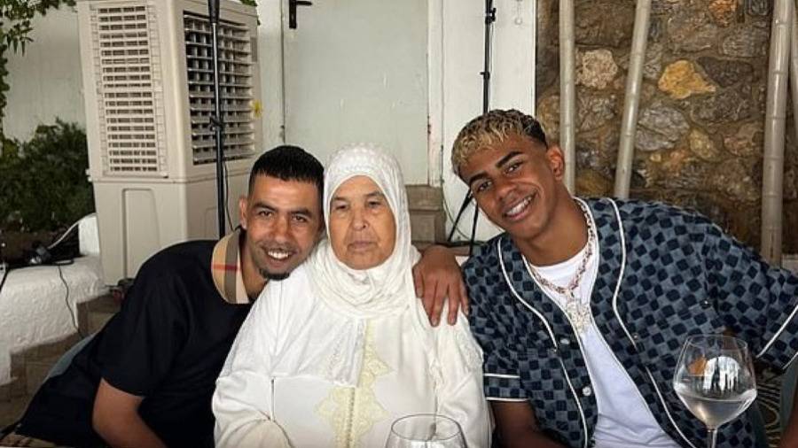 لامين جمال مع جدته ووالده لامين جمال مع جدته ووالده