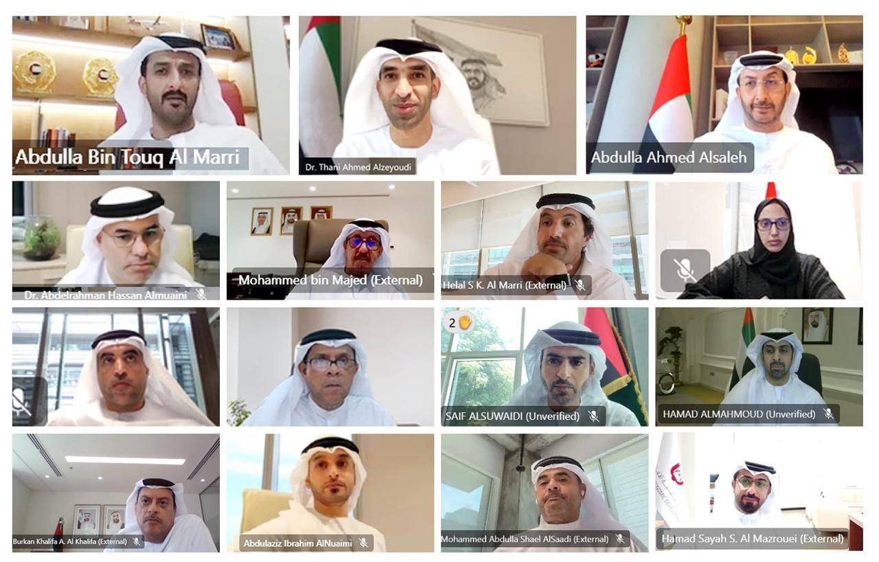 ابن طوق والزيودي ومسؤولو الدوائر خلال الاجتماع