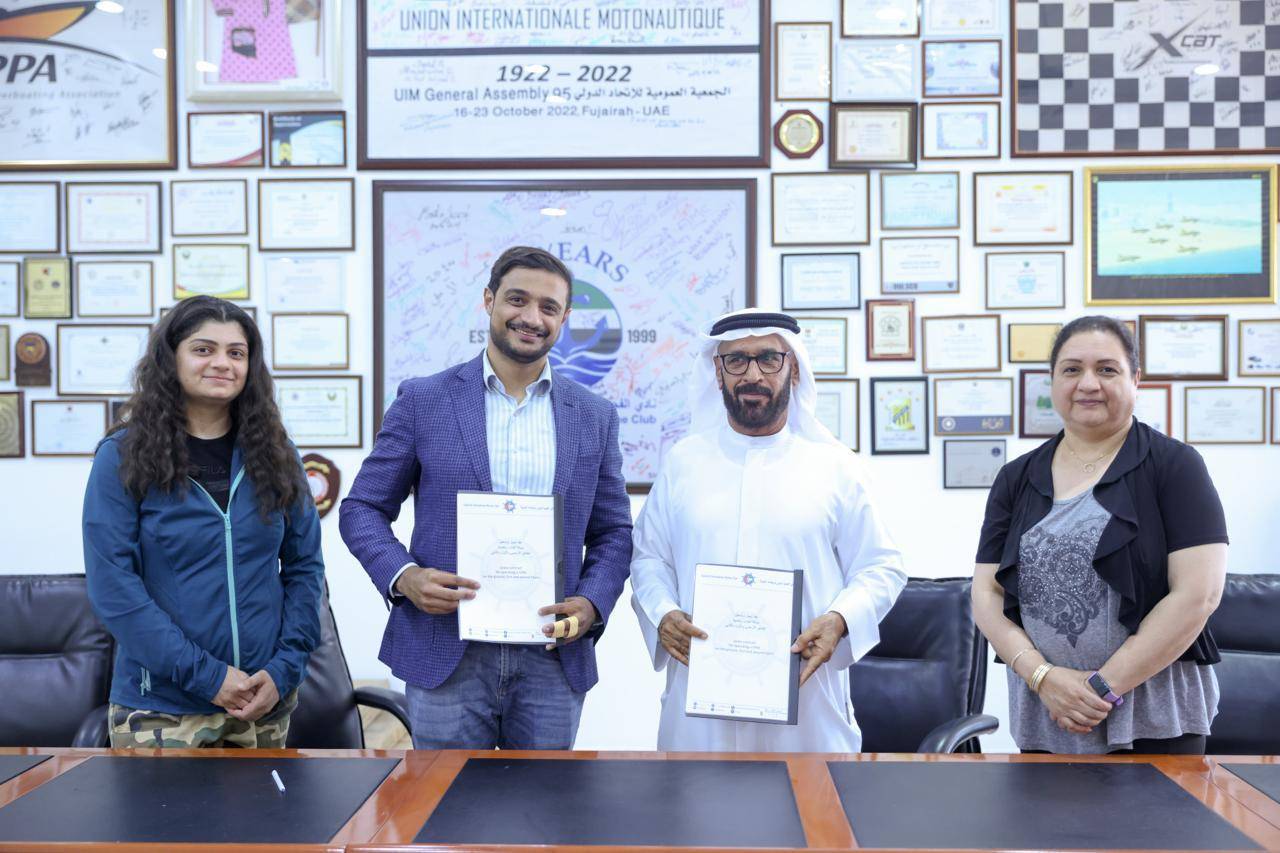 إبراهيم ونيفيلي خلال توقيع العقد