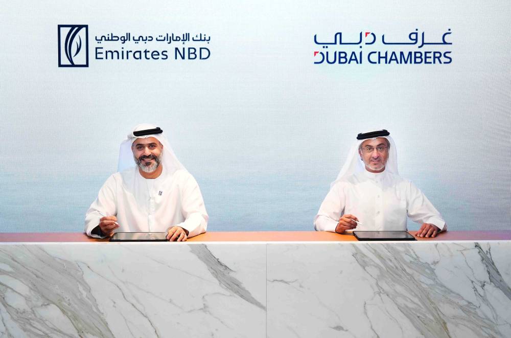 الجروان والبستكي خلال توقيعهما الاتفاقية الجروان والبستكي خلال توقيعهما الاتفاقية