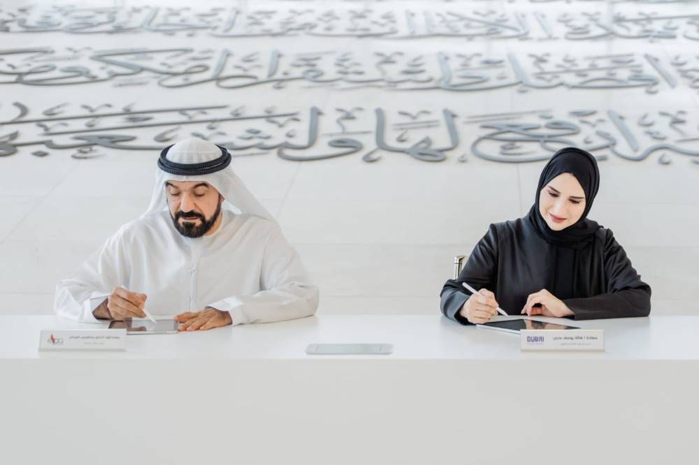 هالة بدري ود.عبد القدوس العبيدلي أثناء توقيع مذكرة التفاهم