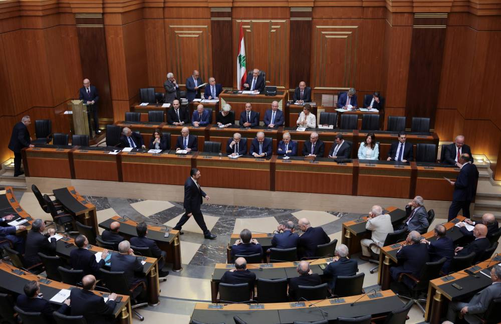 رئيس مجلس النواب اللبناني نبيه بري وأعضاء الحكومة اللبنانية يحضرون جلسة برلمانية في بيروت (رويترز)