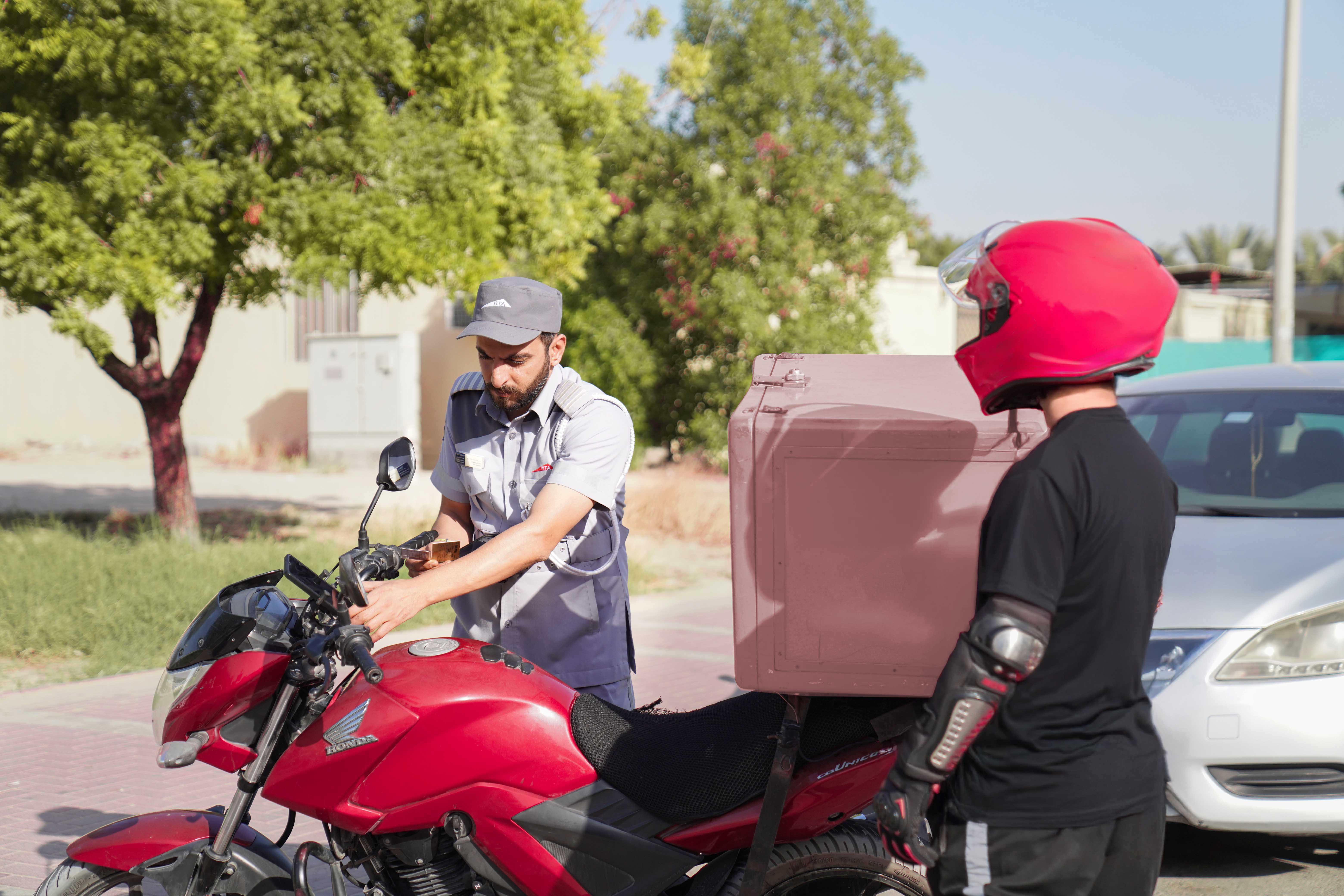 «طرق دبي» تنفّذ عمليات تفتيش على دراجات توصيل الطلبات «طرق دبي» تنفّذ عمليات تفتيش على دراجات توصيل الطلبات