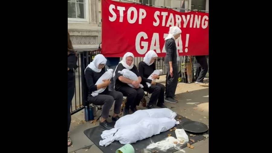 «أكفان أمام دوانينج ستريت».. أمهات يطالبن بوقف قتل أطفال غزة