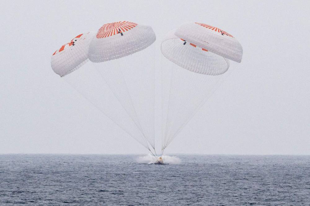 الكبسولة لحظة هبوطها قبالة سواحل كاليفورنيا (أ.ف.ب)