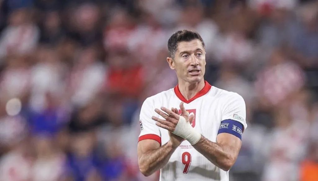 مدرب بولندا: ليفاندوفسكي يريد العودة إلى المنتخب الوطني مدرب بولندا: ليفاندوفسكي يريد العودة إلى المنتخب الوطني