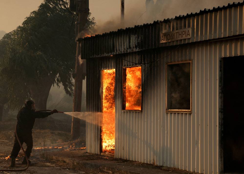 إجلاء الآلاف جراء حرائق غابات مستعرة في اليونان إجلاء الآلاف جراء حرائق غابات مستعرة في اليونان