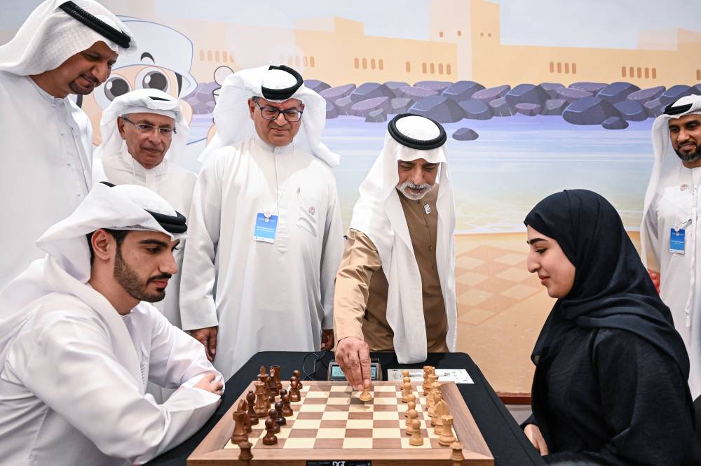 نهيان بن مبارك خلال حضوره المهرجان