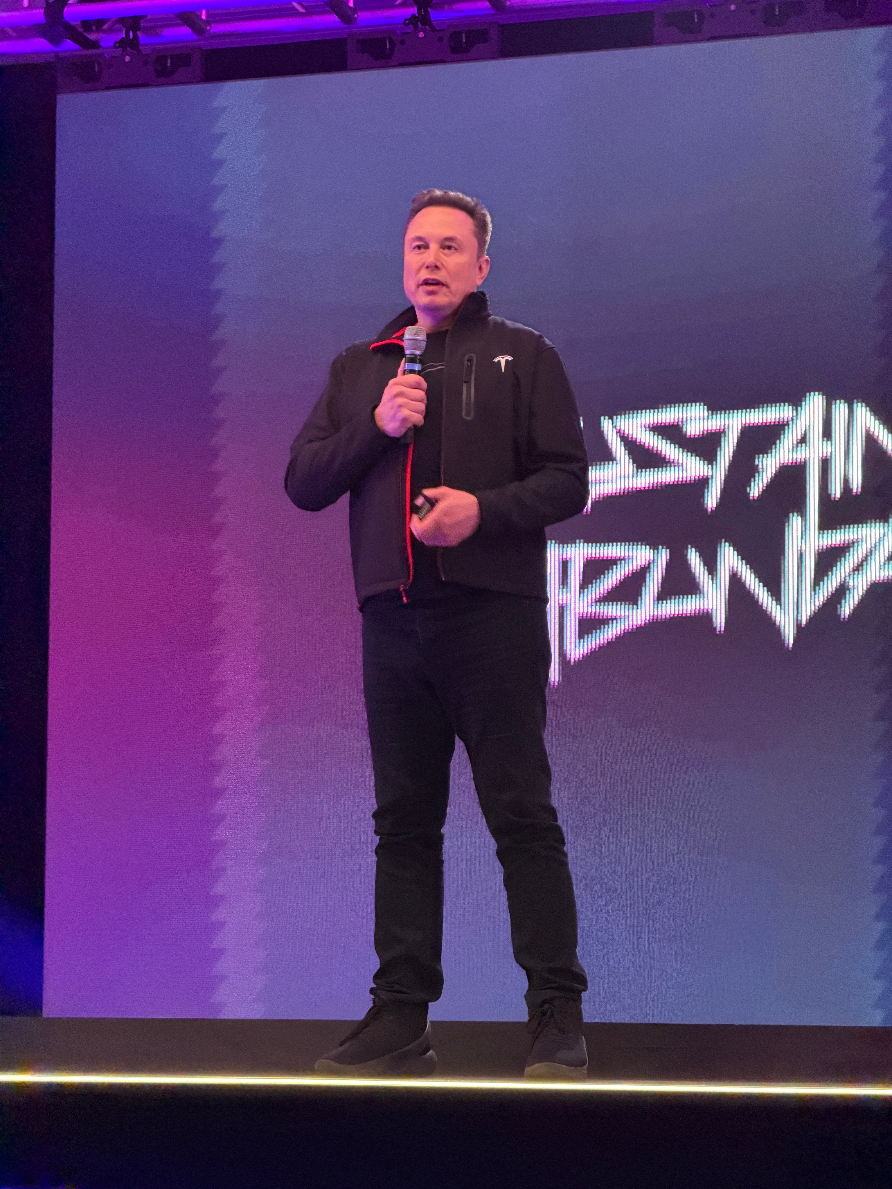 إيلون ماسك يتحدث إلى المساهمين