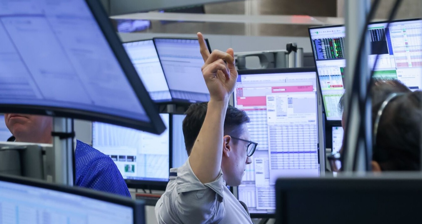 متعامل يطالع شاشات بورصة نيويورك