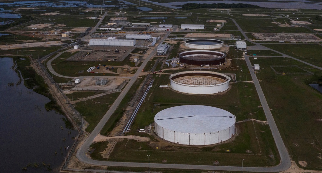 النفط يتراجع رغم مخاوف بشأن التوتر بين روسيا وأوكرانيا 