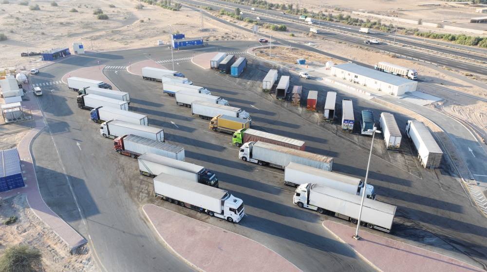 حملة موسعة للحد من الوقوف العشوائي للشاحنات في دبي 