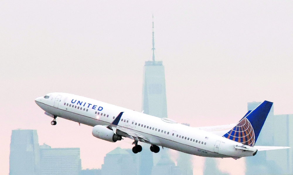 عطل في محرّك طائرة تسبب بحريق على أطراف مدرج مطار واشنطن 