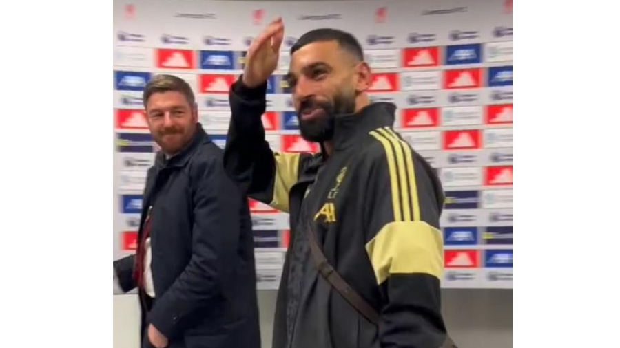 محمد صلاح يستعيد بسمته.. وسلوت يشيد به 