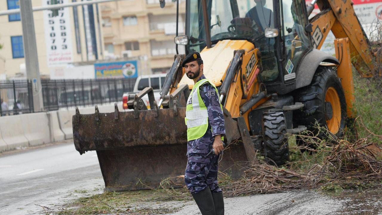 أمطار الخير تعم الدولة.. ودوام اليوم عن بعد في معظم الإمارات 